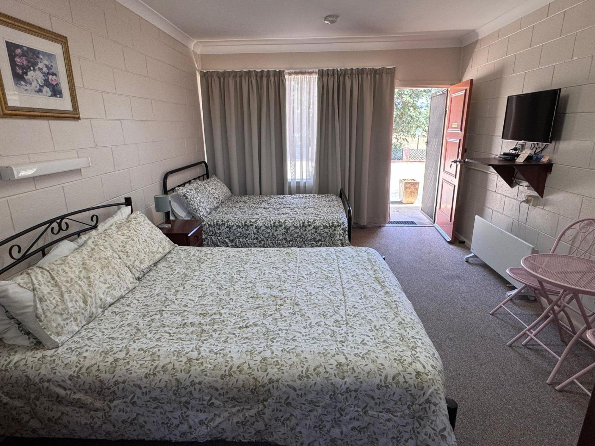 Alpine Country Motel Plus Free Coffee Cooma Exterior photo